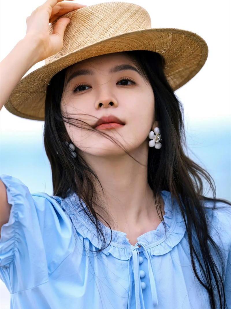 吃饭时，章若楠突然冲助理喊：帮我拿件衣服。主持人调侃她：你很会照顾自己。章若楠非