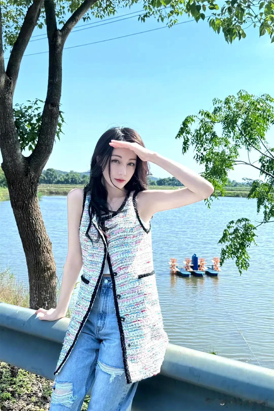 迪丽热巴夏日私服简直甜到我心巴上啦！近期她的六套私服穿搭，露背装又辣又美，展现出