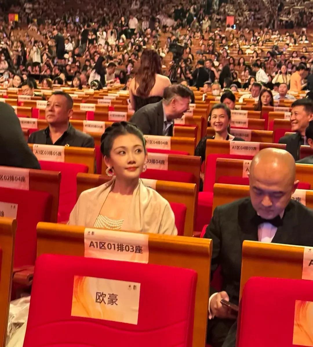 苗苗本人比上镜好看一百倍！刷到好多帖子说苗苗不好看的，以前我也是这么认为的，觉