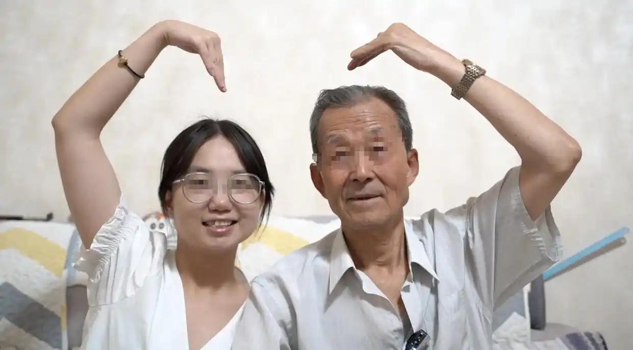 78岁，坐轮椅，无儿无女，名下还有套价值千万的房。45岁保姆把老人哄得团团转，领