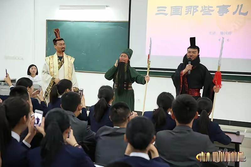 现在有些高中，历史老师都快没课上了。湖南选历史的学生，前几年还有将近一半，现在掉