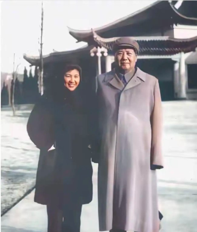 这张1960年的老照片，记录下毛主席与机要秘书谢静宜的合影。
