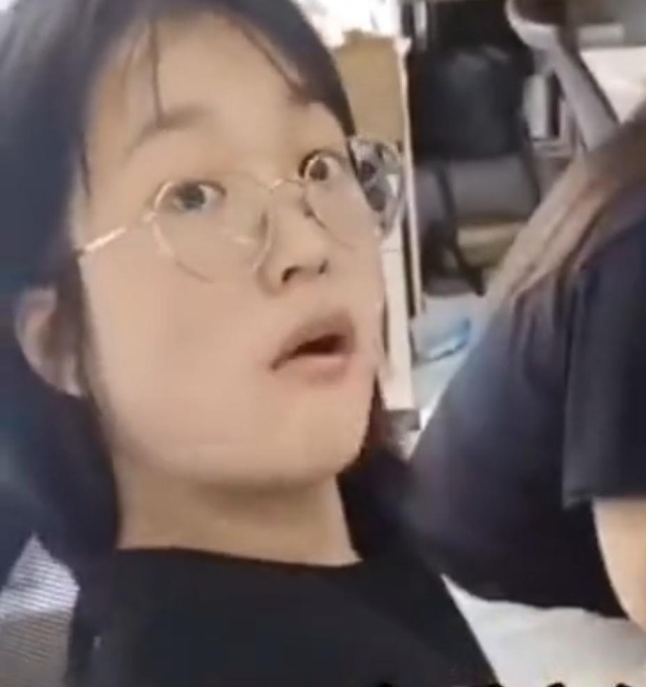戴细框眼镜，发型也偏学生气，整体给人一种“斯文、清秀”的感觉，和她行为背后的争议