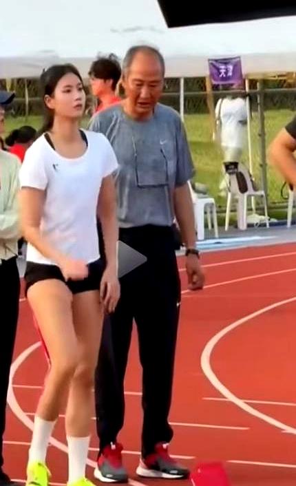 孙海平本来该退休享清福了，可还在带跨栏弟子，其中就有湖南的夏思凝。夏思凝