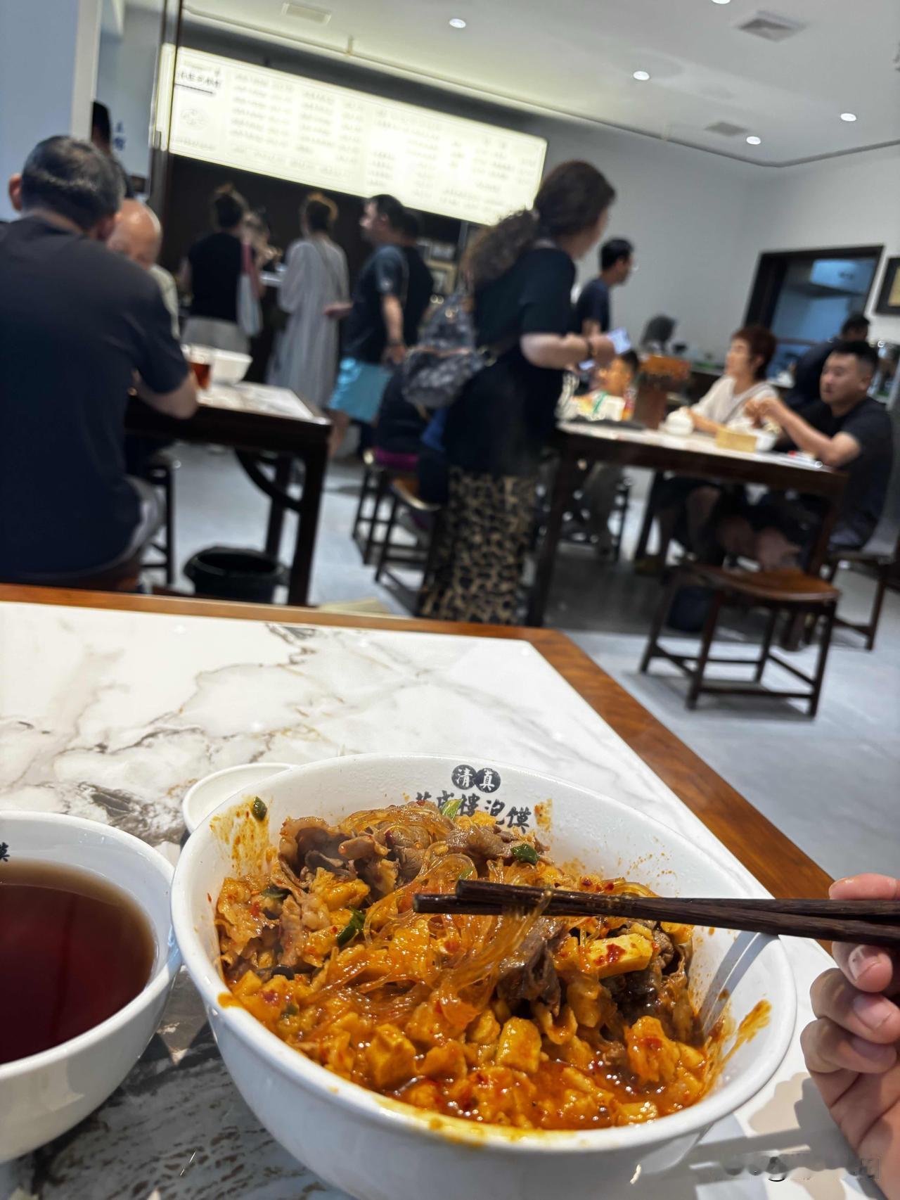 在西安英盛楼泡馍，吃的小炒，25元一碗，看看做的怎么样？个人觉得味道还不错，这家