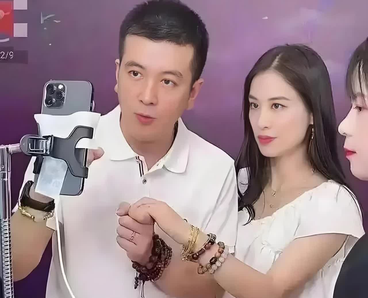 黄圣依妈妈以前和扬子上综艺的时候，扬子说黄圣依在外面工作也不管孩子。孩子