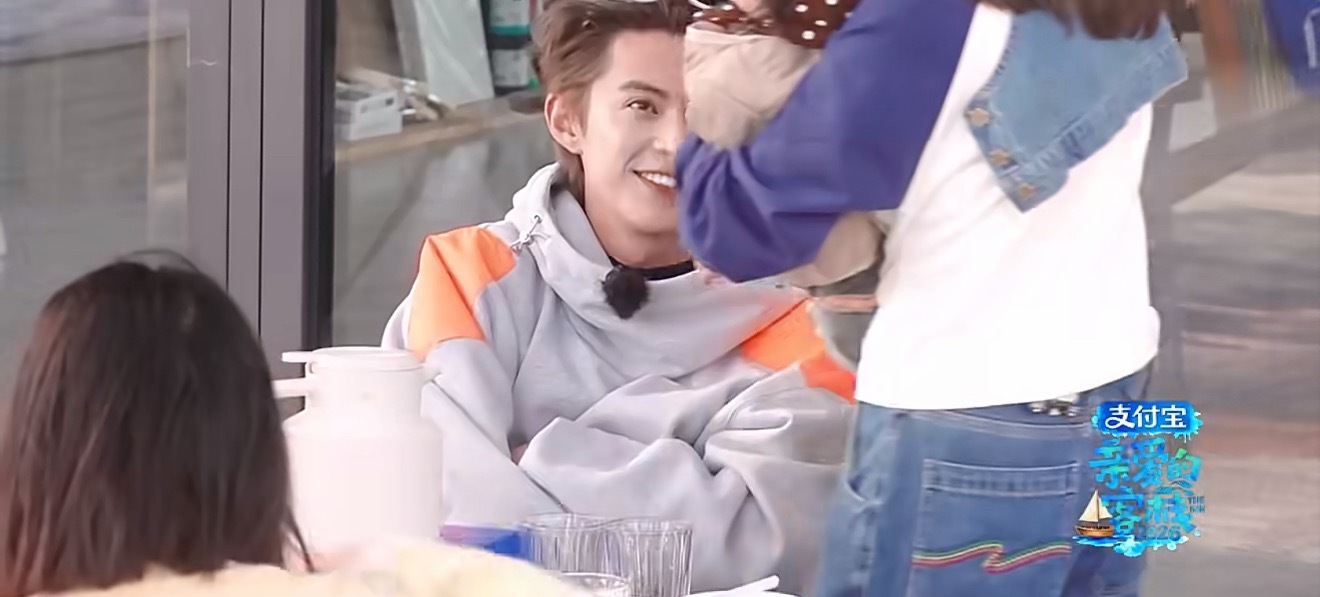 白鹿把孩子塞到王鹤棣怀里白鹿把孩子塞到王鹤棣怀里也太有爱了吧，一家三口即视感！亲