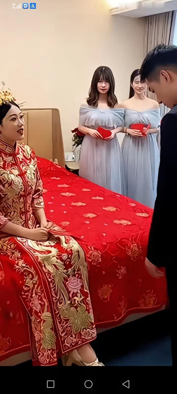 结婚当天让新郎钻胯？这新娘和闺蜜怕不是把“玩笑”和“作死”搞混了！本来该热热闹闹