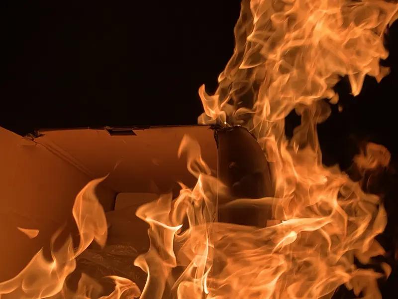 有一年，我在河北廊坊的一家私人厂子里打工。某天晚上，加完班出厂时，我发现存放纸箱