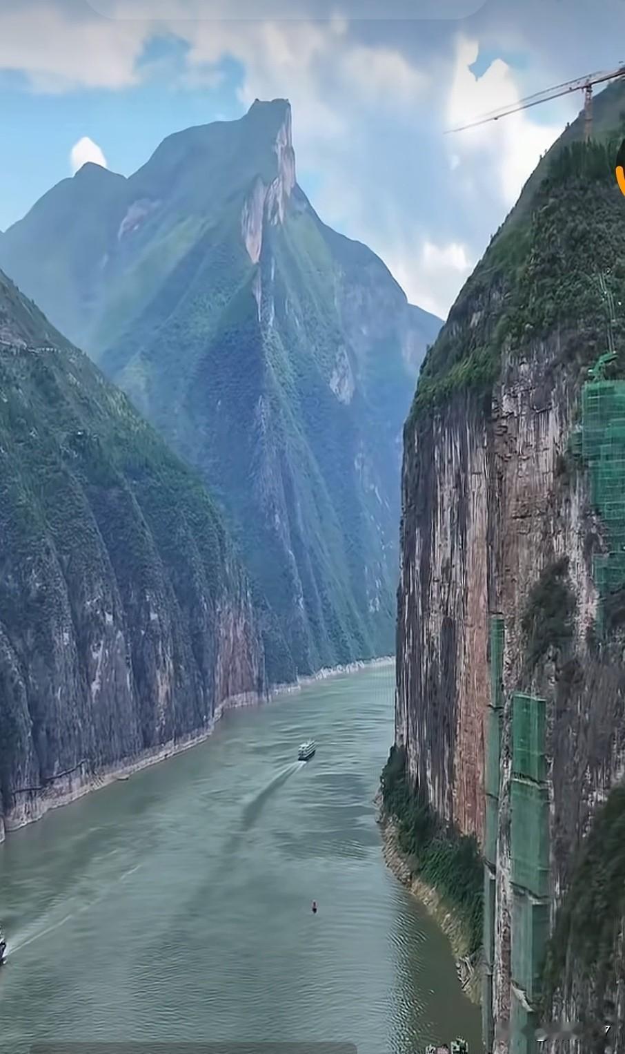 矍塘峡的夔门在搞大型修建？还是维修？这种悬崖峭壁上建工程还真要点本事。