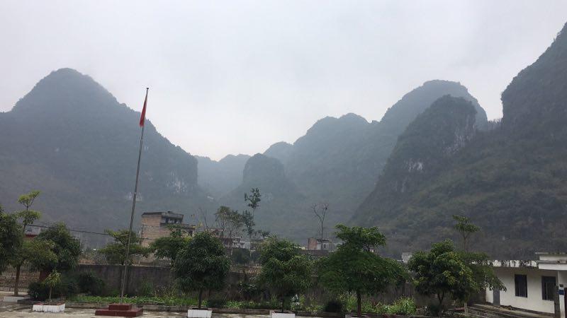 那么冷了! 这些孩子有些还光着脚、棉被也没有像样的