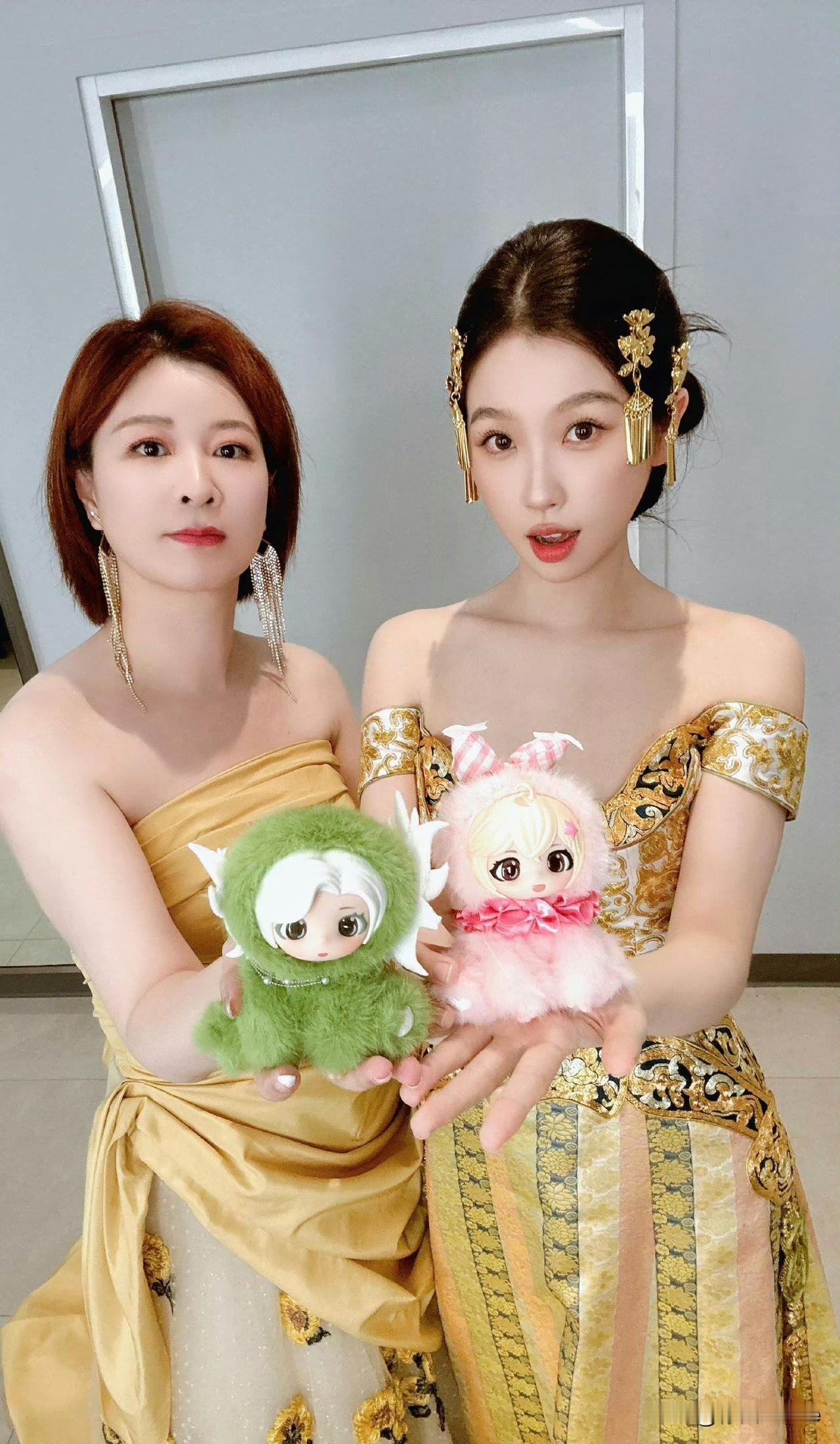 12月18日，虞书欣虽然不是乐华的艺人，但却是杜华的“亲女儿”，她俩关系是真好！