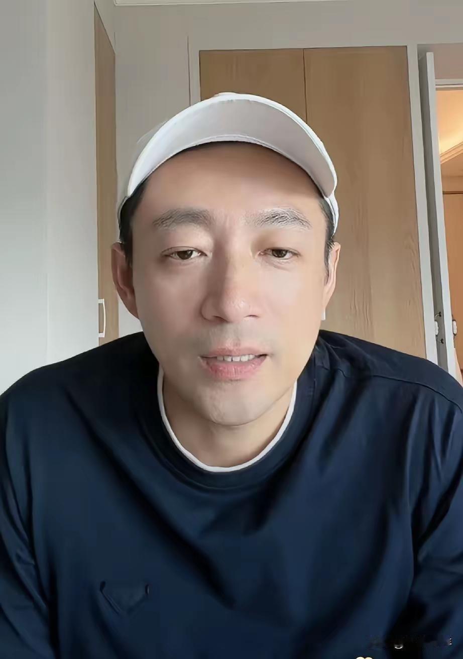 2月27日马筱梅产后第五天，汪小菲陪她在月子中心直播。一开始粉丝满屏恭喜他三胎得