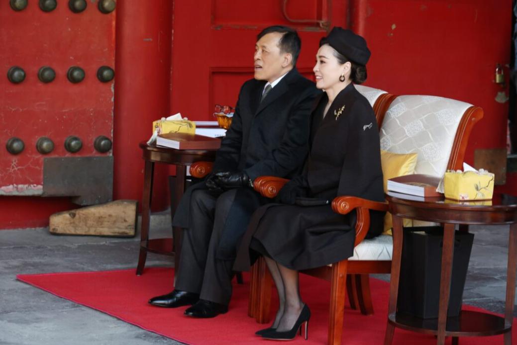 泰国国王坐在座椅上，随行泰国人向国王陛下行礼，北京故宫工作人员与中方陪同成员无需