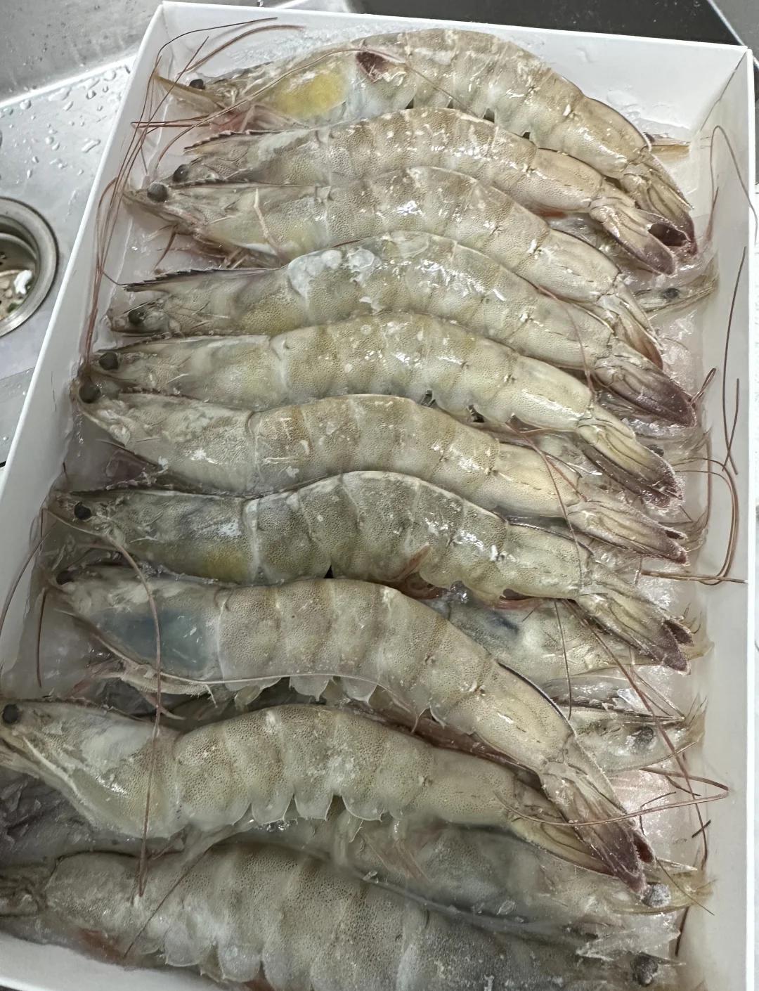 看到煮熟的虾渗出“蓝得发光”的颗粒，谁能不脊背发凉？上海王女士在盒马网购的斑节虾