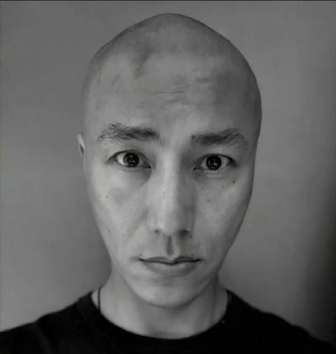 天呐，这是陈坤？在最新的照片中，陈坤抬头纹、法令纹毕现，整个面部的肌肉下垂，曾