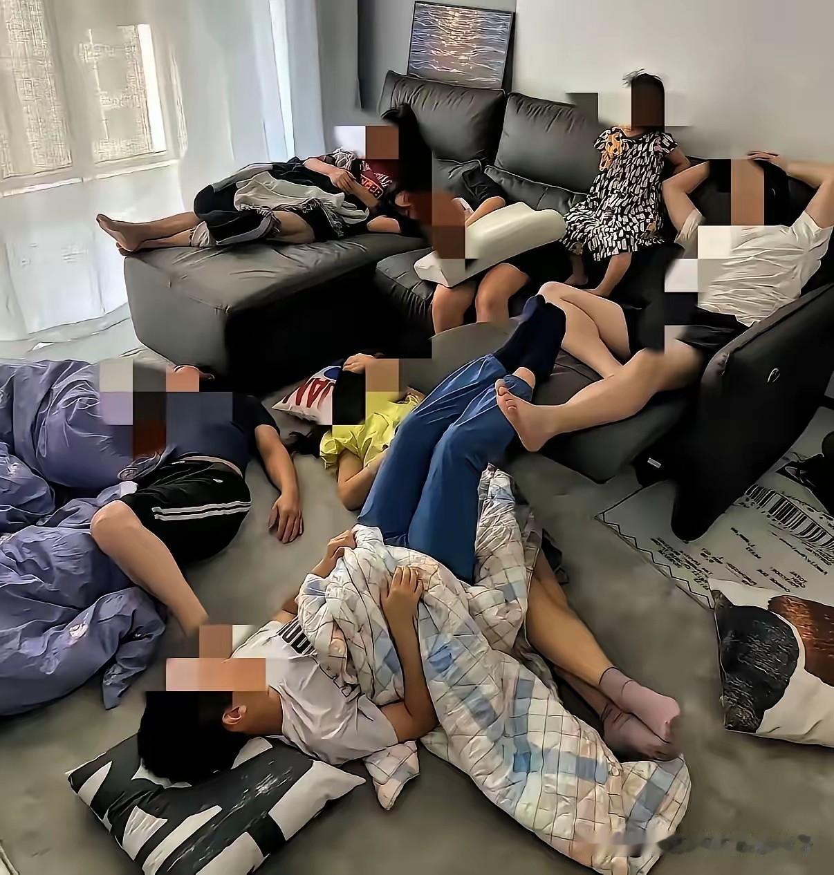 “就不能住酒店吗？！”最近，一则家庭冲突的帖子让人唏嘘：一家七口去西安旅游，