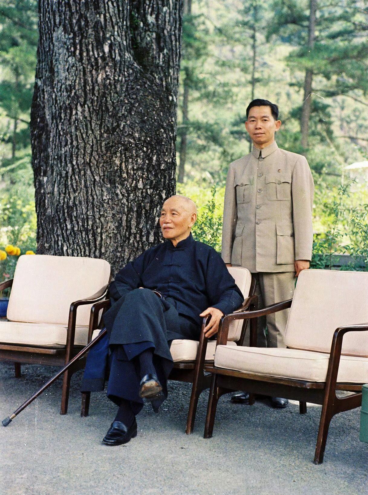 1974年，台湾。这是晚年的蒋某人在自己府邸的留影，毕竟年纪大了，其让人畏惧的