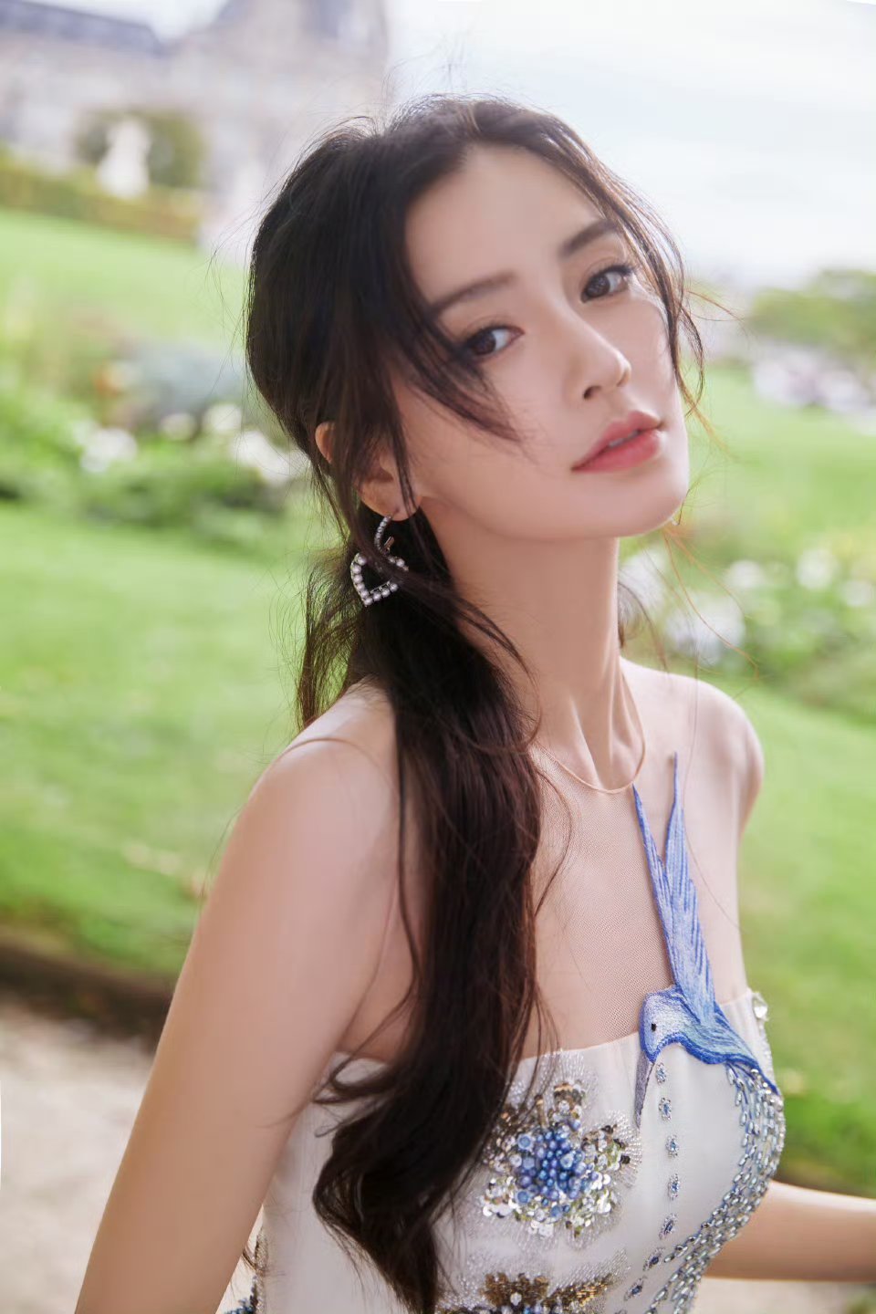 angelababy[比心]杨颖古堡、草坪与繁花，定格优雅氛围感瞬间​​​