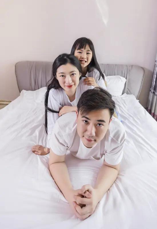 退休之后，我常常睡到自然醒。从前，我总忧心家里的女儿一直单身，不找对象。今天去闺