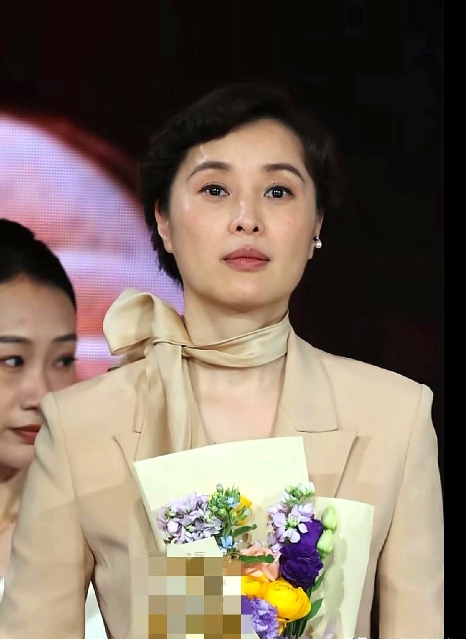 既不撕扯，也不闹场。看到吴越在颁奖礼上那份从容，先被惊住了。3月13日深圳金