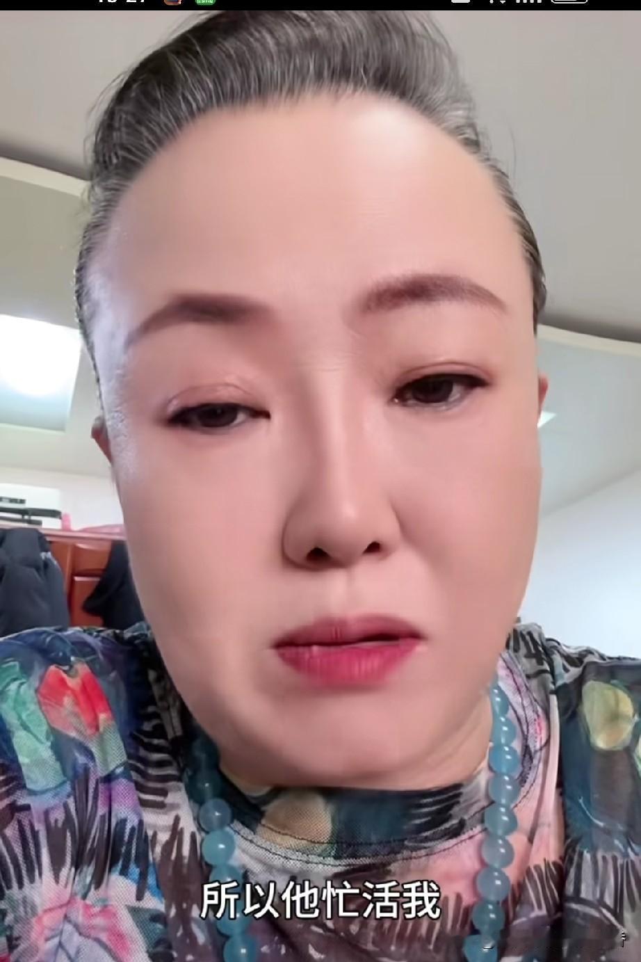 二人转演员孙立荣在直播的时候有人问：“谢广坤把你忙活了吗”?孙立荣回怼说：“你咋