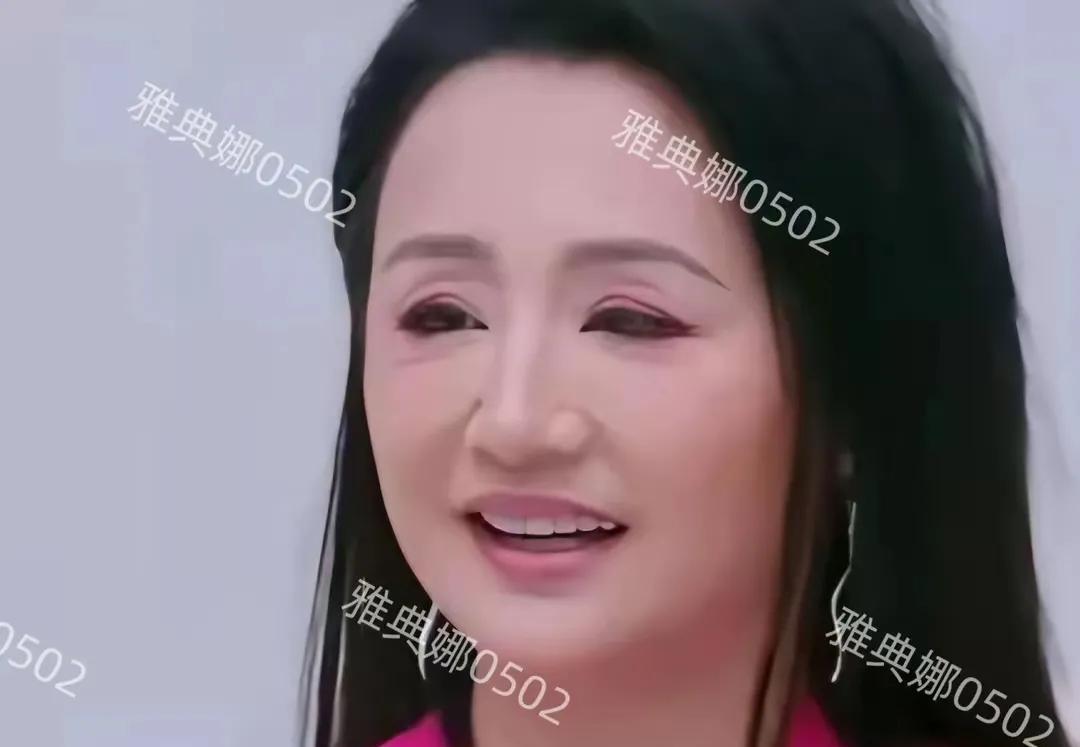 我记得曹颖年轻的时候也是个大美女，怎么老了感觉面相都变了。特别是她的眼睛，感觉