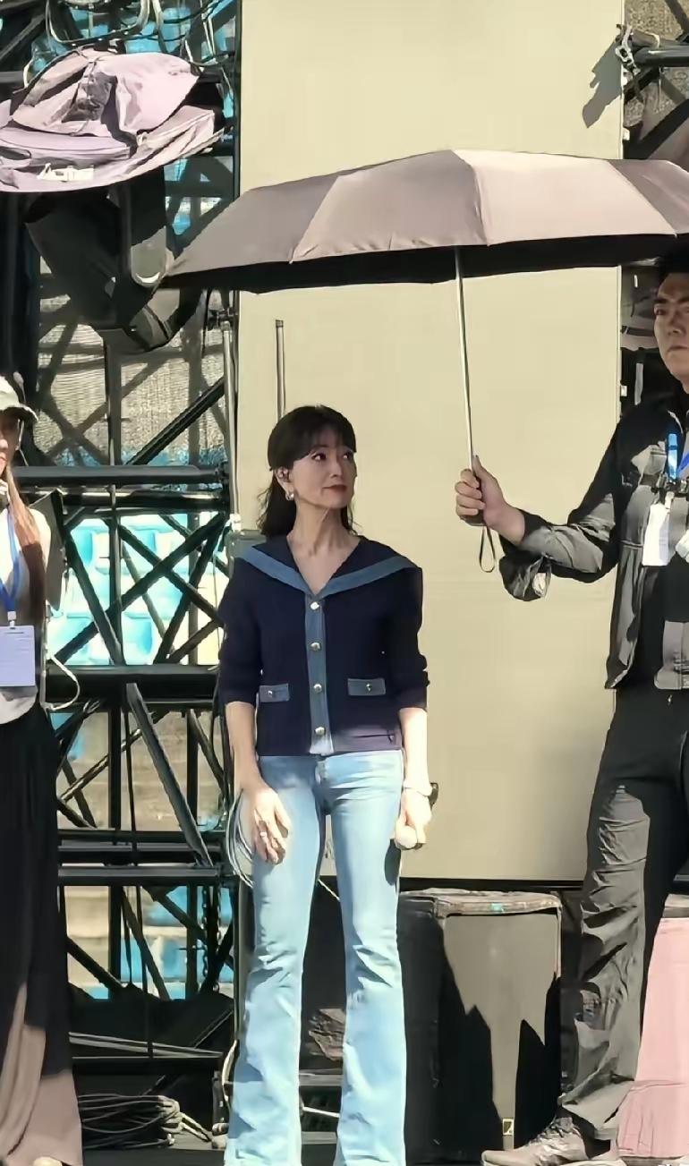 5月4日，赵雅芝现身呼和浩特彩排，身穿紫色休闲外套，下搭蓝色牛仔裤，半扎马尾，身