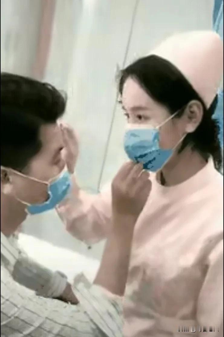男子脸上不小心被玻璃刮到了，来医院上药，女护士温柔的给男子涂药。男子觉得女护士