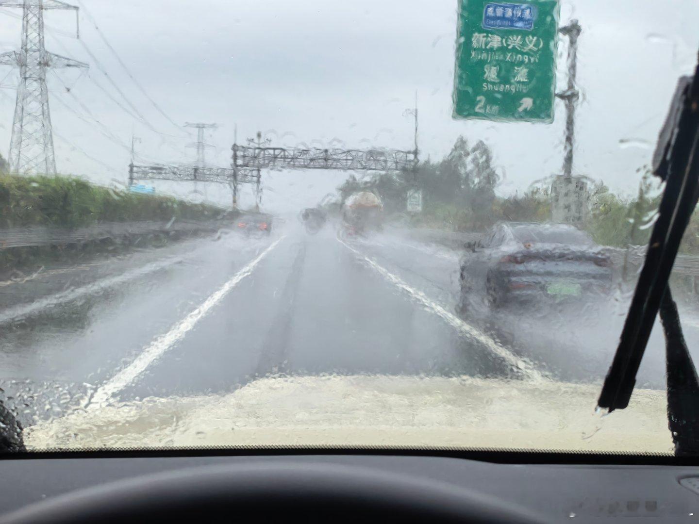 暴雨天气怎样正确使用灯光？观察了一路，没有一个人会。包含暴雨在内，任何能见度低的