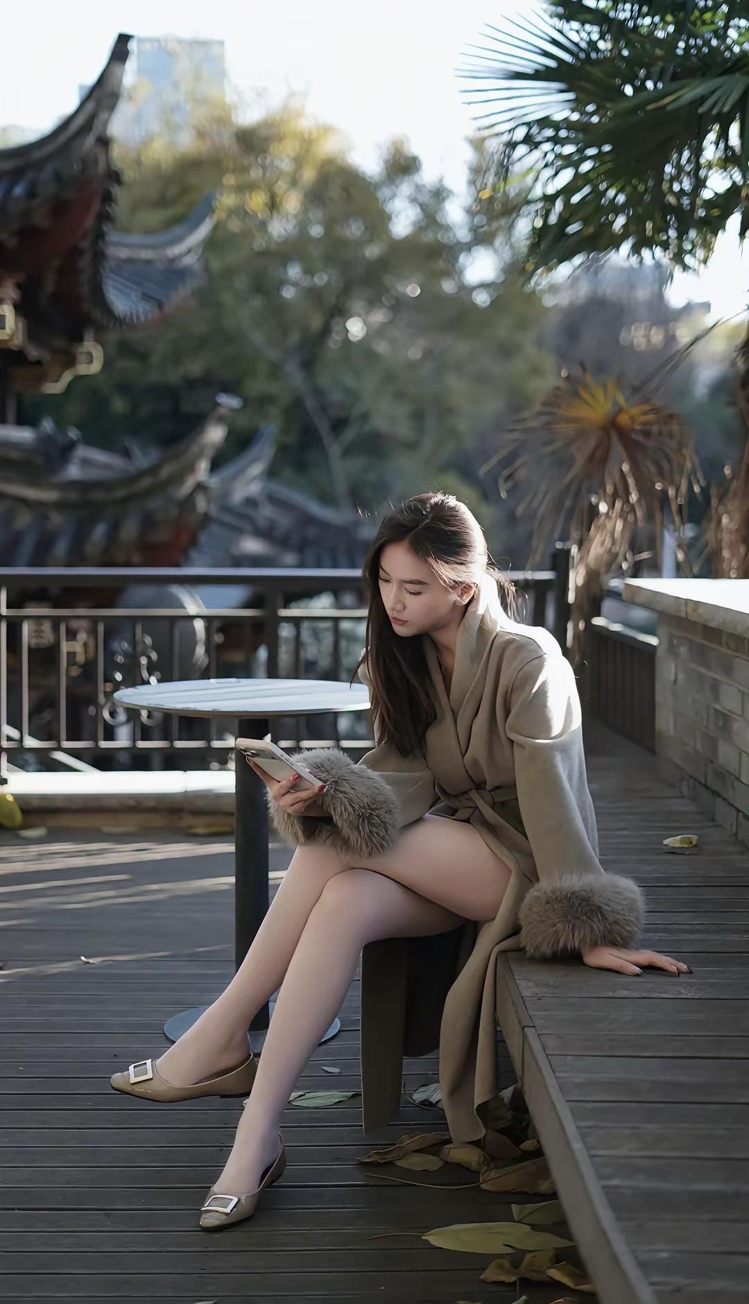 她，沉浸在她的世界里，却，装点了你的世界……