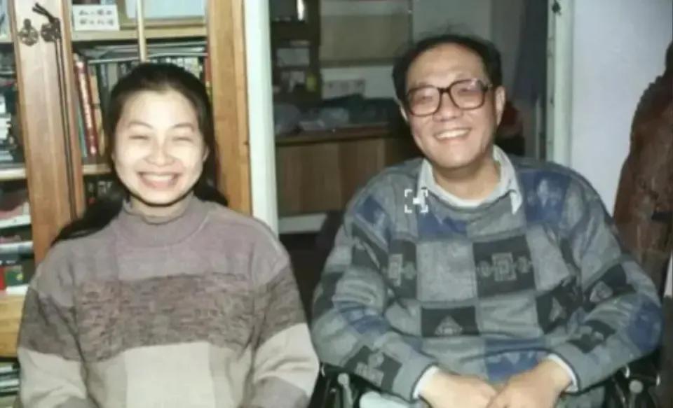 2010年，作家史铁生生命垂危，医生问他的妻子陈希米："救不救？"没想到陈希米却