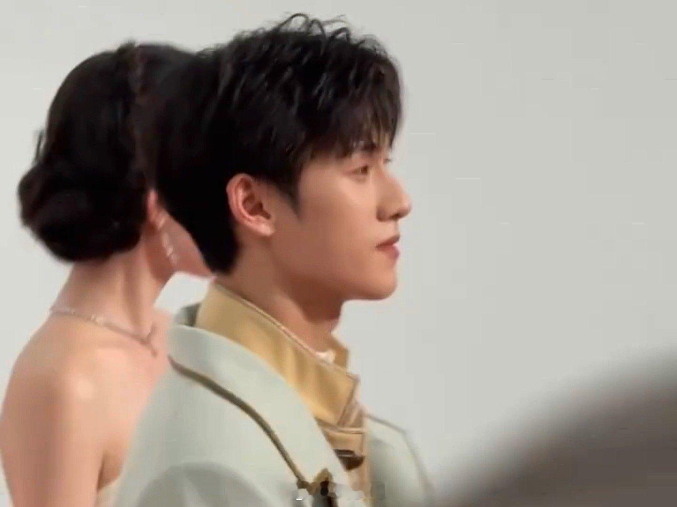 孟子义李昀锐互评孟子义、李昀锐在《星光大赏》的红毯来了，孟子义和李昀锐的互动大大