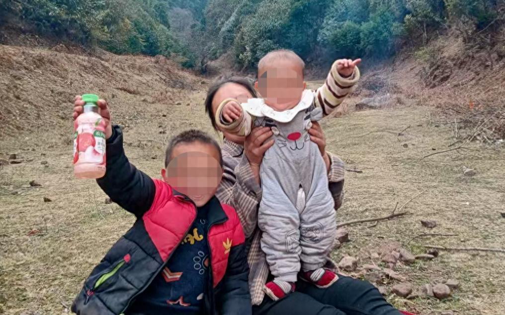 太可怜了！云南牟定，7岁哥哥与2岁妹妹随外婆下地干农活时，在紧挨养蜂林地的空地玩