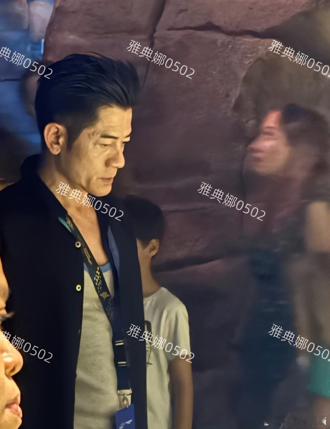 新加坡海洋馆偶遇郭富城一家，郭富城本人并不年轻她皮肤松垮皱纹深眼袋也很明显，真