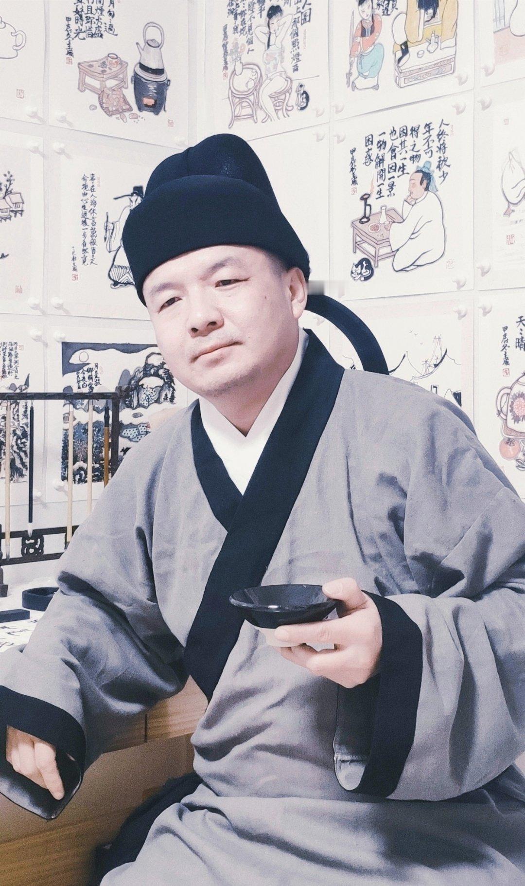 幸得一壶醉人酒，能解半点尘世愁。我本将心向明月，奈何明月照沟渠。酒这东西是真的好