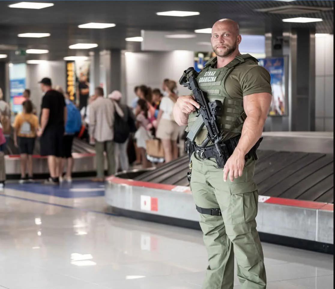 波兰边境安全部队士兵与钡步枪