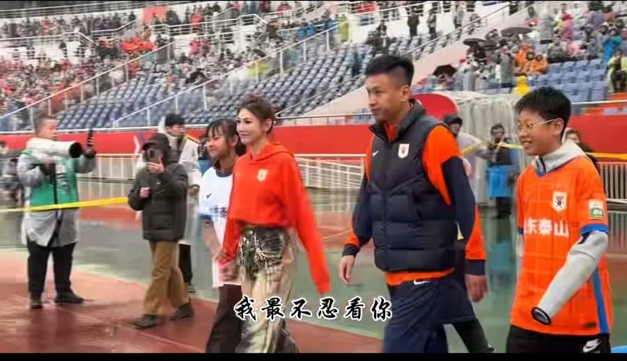 泰山队为张弛举办退役仪式，王大雷哭成泪人！泰山全体球员身穿13号球衣，迎接张弛