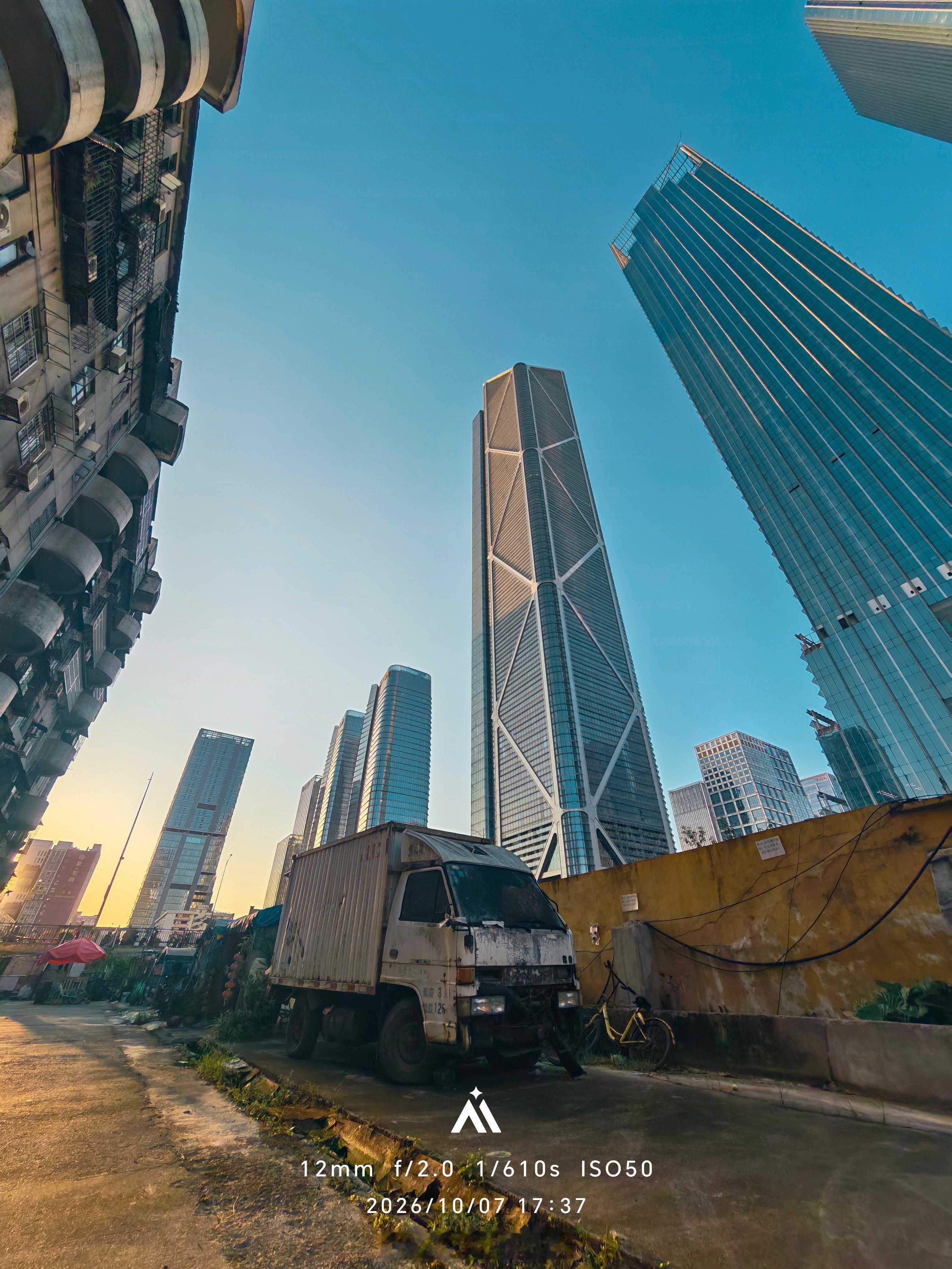 库克套现4.28亿我在广州“宇宙中心”拍到的反差感广州磨碟砂，真的新旧对峙，现场