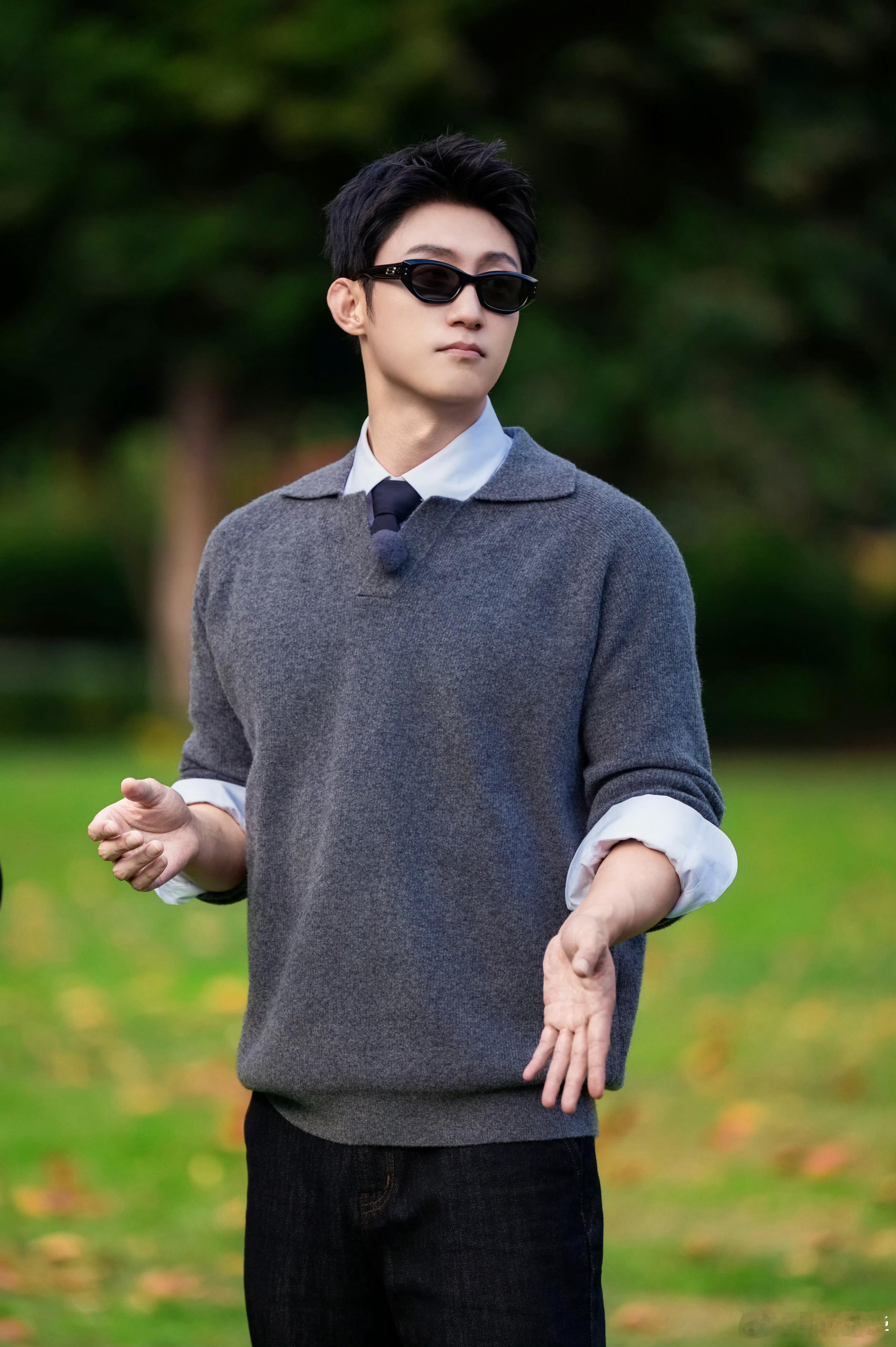 这种小翻领的毛衣，原来是给黄景瑜穿的，穿白的真好看，穿灰的也高级，人还是要白点穿