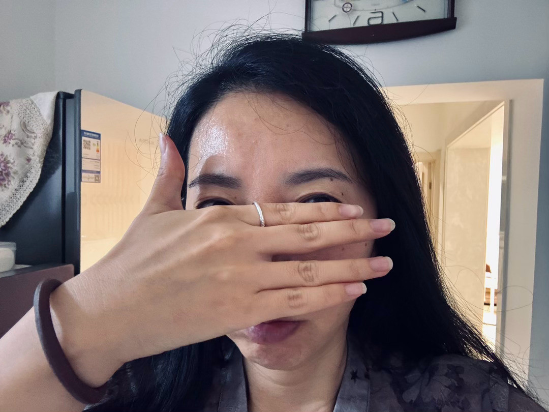 给大家看一下我乌黑的头发以及妈生眉（卸妆后）