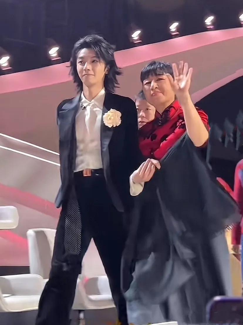 华晨宇殷秀梅手挽手下班！下班路变温情时刻！华晨宇与前辈殷秀梅手挽手并肩离开，画