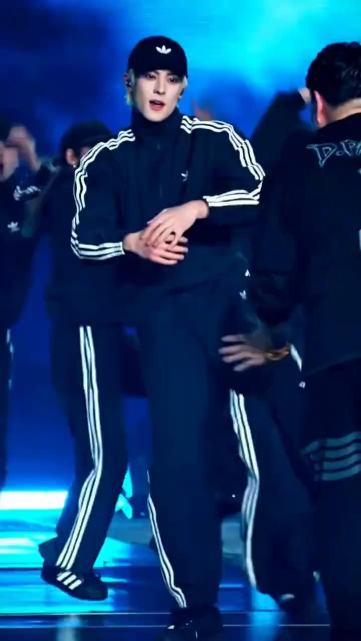 我勒个洞，我不会是最后一个知道的吧？原来王鹤棣这首歌DISS的是敖瑞鹏。两个人同