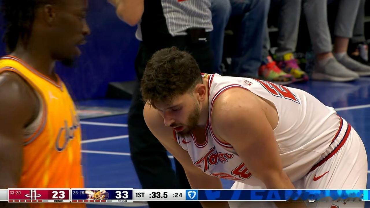 火箭超级球星申京真是让人忍无可忍！在今天进行的火箭和黄蜂的比赛中目前双方的第一节