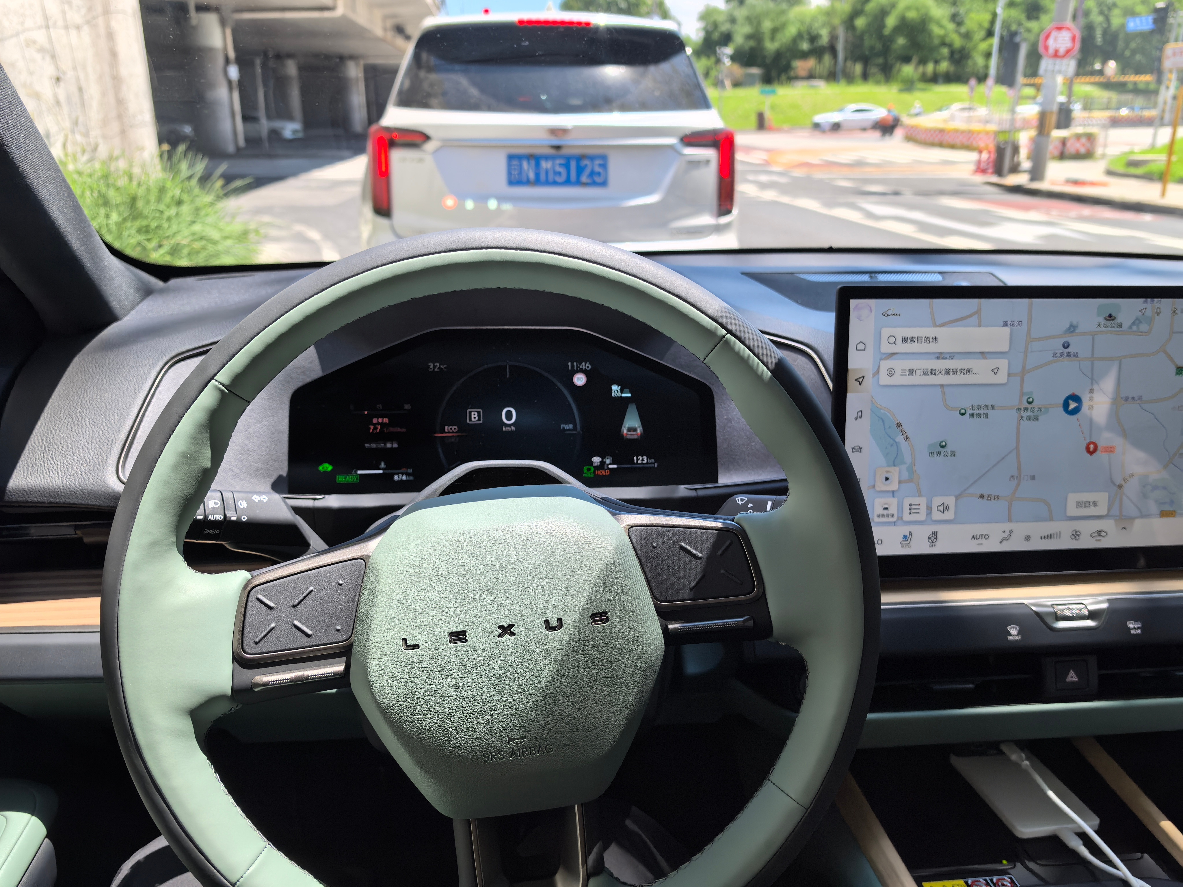 新车雷克萨斯ES300H，这台车终于开上了，作为蓝牌车，这台车开起来还是比较有