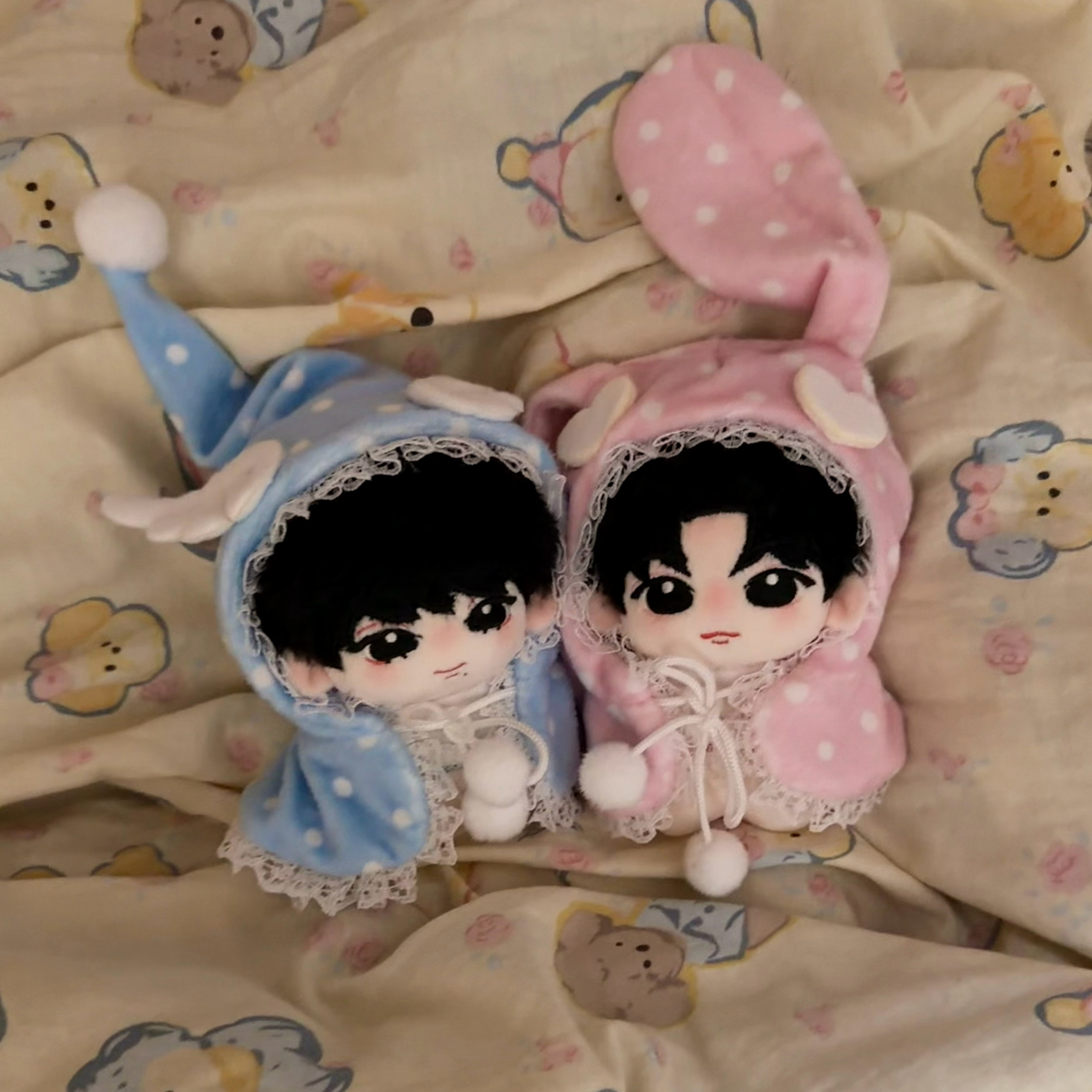 坏小孩两只买了新睡衣就把妈妈的床霸占了​​​