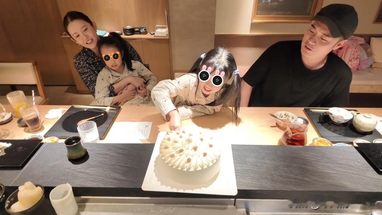 11月6日，陈赫发文为9岁女儿陈安安庆祝生日，一家四口的全家福罕见曝光，陈赫妈妈