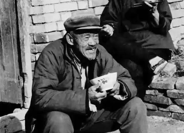1947年，一名地主趁敌人聊天时，把绑在树上的地下党放走，新中国成立后地主被