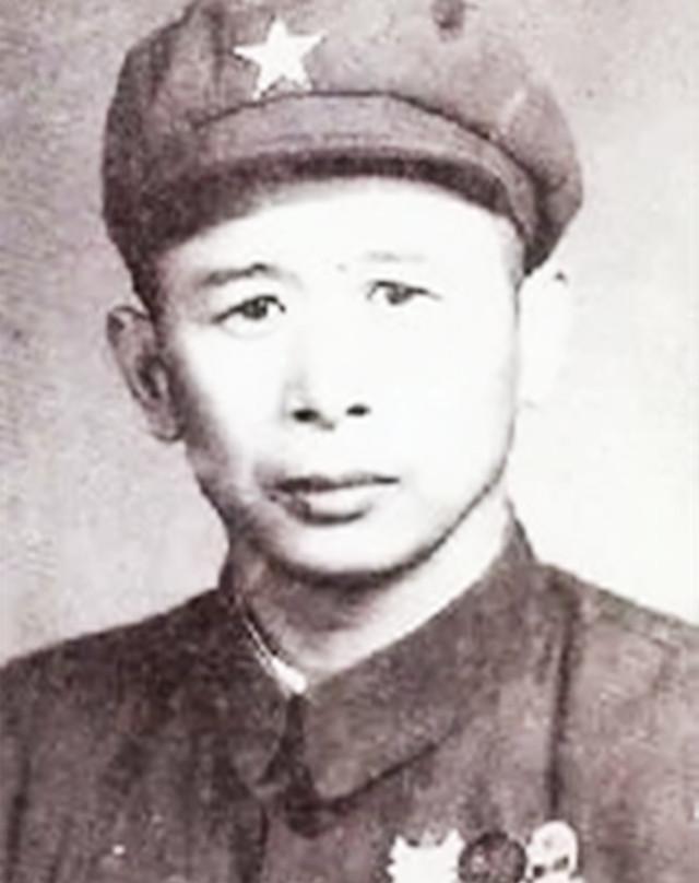 1950年，特等战斗英雄排长郭春生带着全排爬上山顶，瞅见一面山坡有七十多个敌人弓