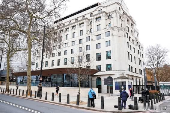 英国伦敦警察厅雇员案底调查一项审查显示，伦敦警察厅有数千名警官和工作人员在未